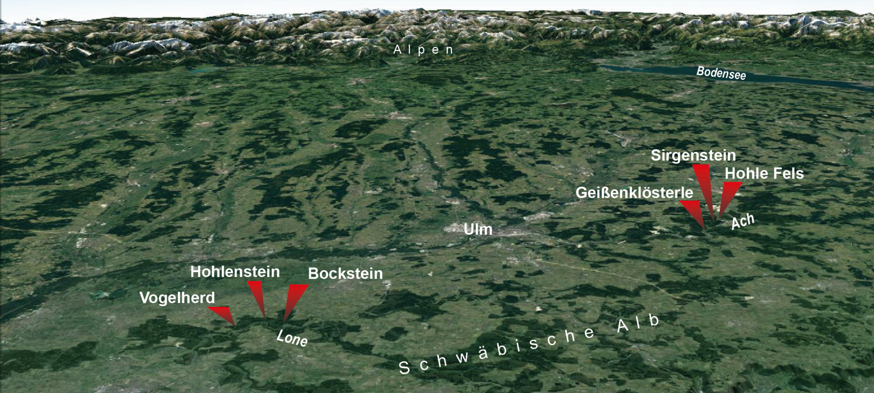 Blick über die Schwäbische Alb Richtung Süden mit den Alpen im Hintergrund. Die Höhlen der Welterbestätte "Höhlen und Eiszeitkunst der Schwäbischen Alb" liegen im Ach- und Lonetal in der Region Ulm.