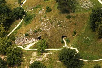 Luftbild des Vogelherds mit Südwest- und Südeingang der Höhle.