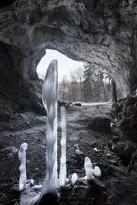 Die Stadel-Höhle im Hohlenstein im Winter.