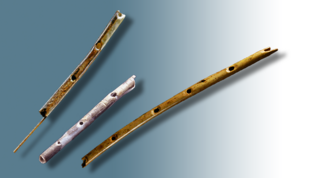 Flöten aus dem Geißenklösterle (links und Mitte) und dem Hohle Fels (rechts). Links: Elfenbein, Länge 19 cm; Mitte: Knochen, Länge 13 cm; rechts: Knochen, Länge 22 cm.