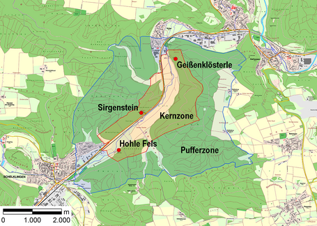 Kern- und Pufferzone (rot und blau) des Welterbegebietes im Achtal mit den Höhlen Geißenklösterle, Sirgenstein und Hohle Fels.