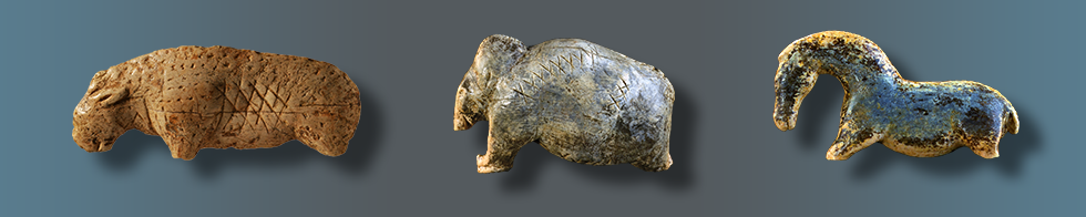 Elfenbeinfiguren aus der Vogelherdhöhle: Löwe (Länge 8,8 cm), Mammut (Länge 5 cm), Pferd (Länge 4,8 cm).